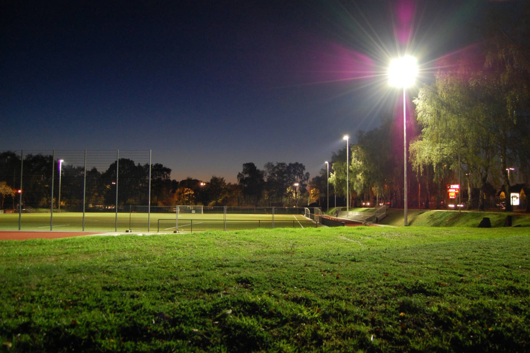 Laufen unter Flutlicht pausiert über Karneval