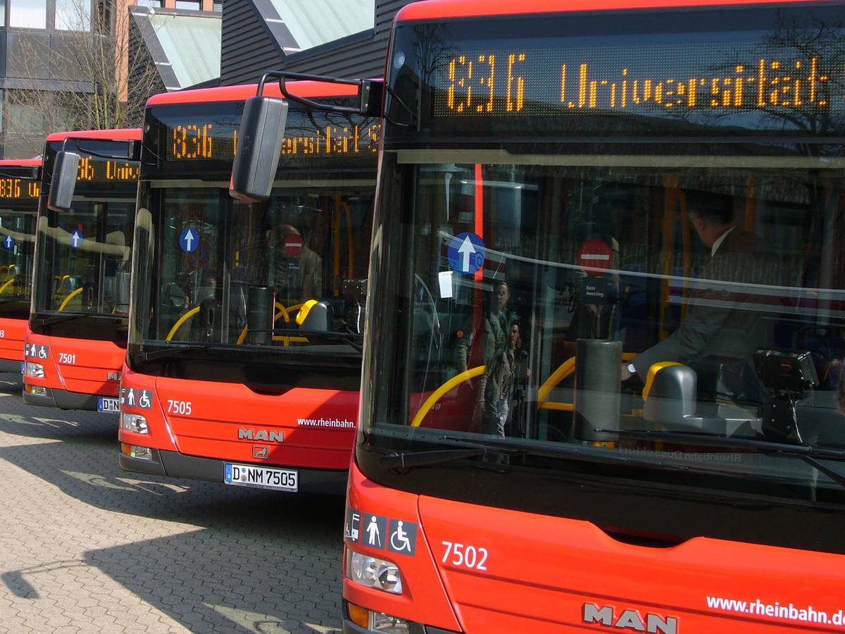 Die Karnevalsfans feiern, die Rheinbahn fährt