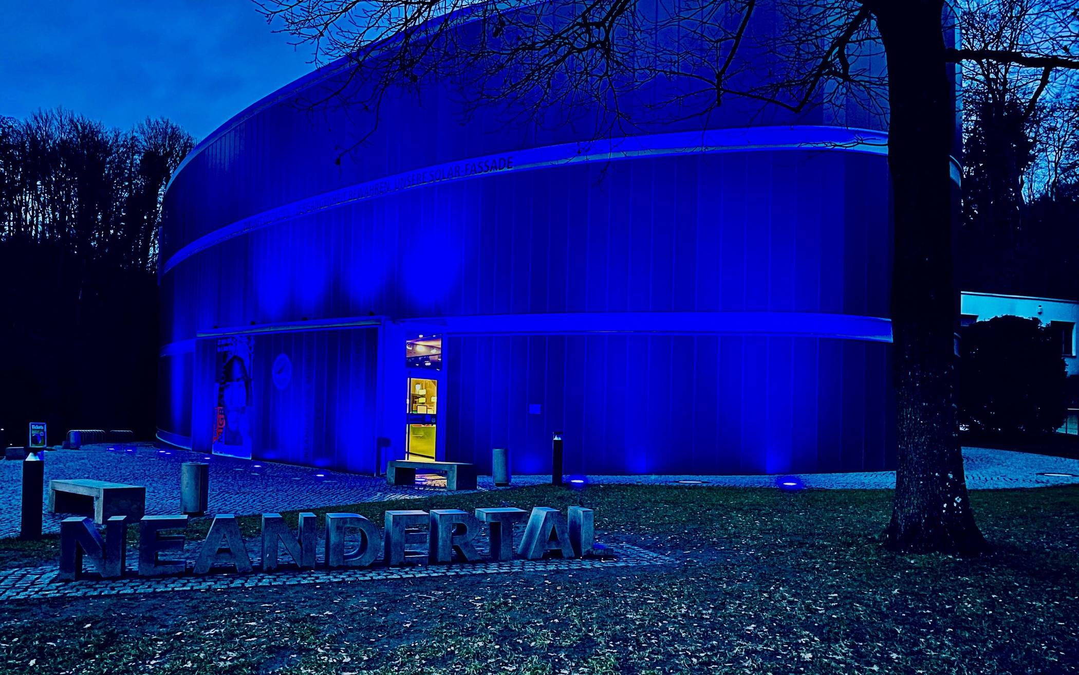 Neanderthal Museum leuchtet zum „International Angelman Day“ blau
