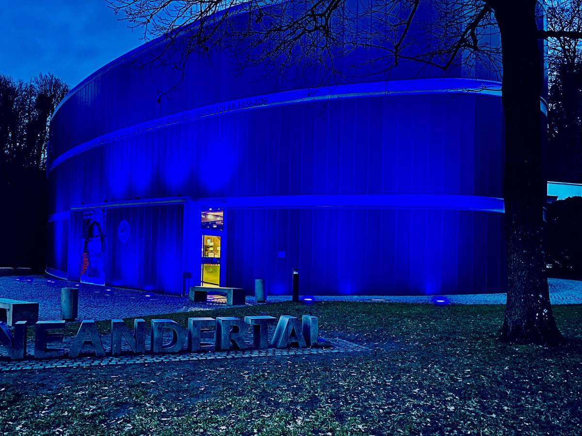 Neanderthal Museum leuchtet zum „International Angelman Day“ blau