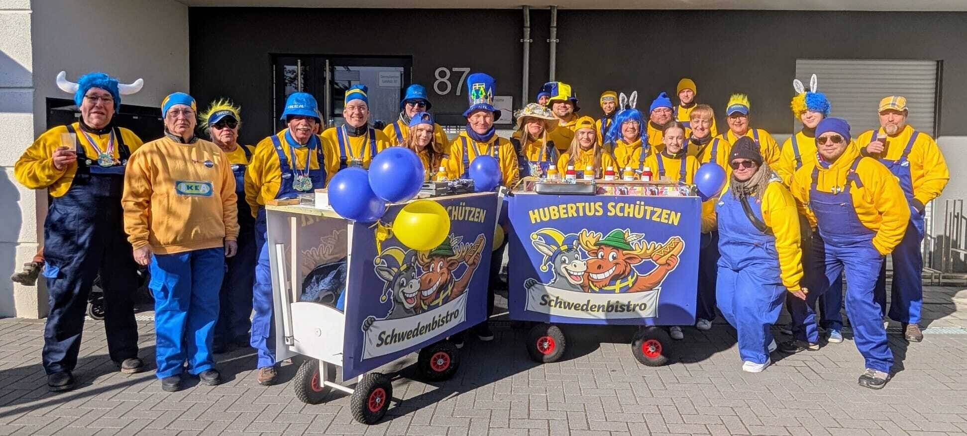  Als schönste Fußtruppe sorgten die Hubertus-Schützen für Begeisterung am Straßenrand. Angeführt von Schützenkönig Lars Schweden feiern sie in diesem Jahr ihr ganz persönliches „Schwedenjahr“. Da lag das Motto nahe: das schwedische Möbelhaus IKEA.  