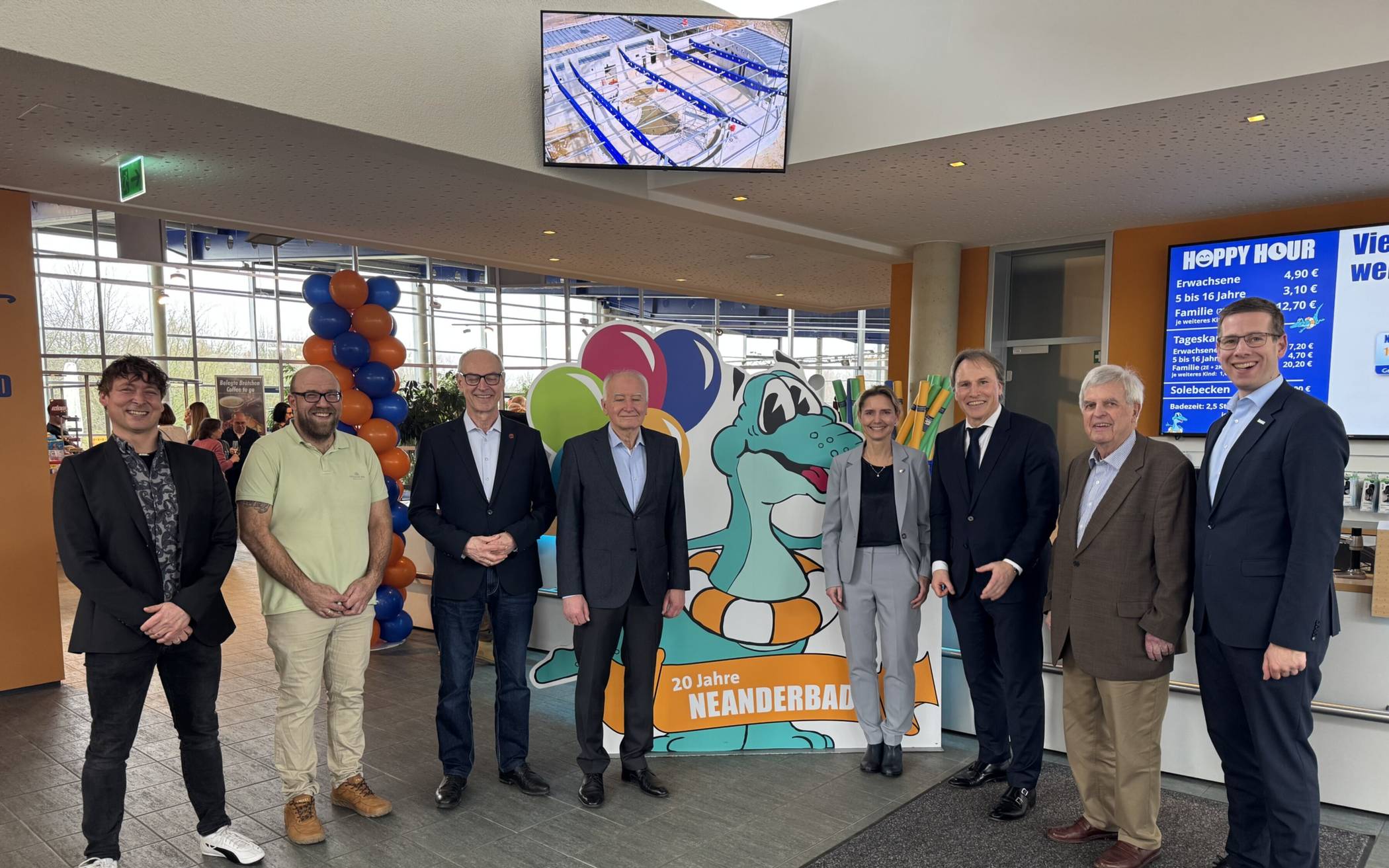 Zahlreiche Gäste aus Politik, der Stadtverwaltung und ehemalige Mitarbeiter kamen ins Neanderbad, um das 20jährige Bestehen zu feiern.