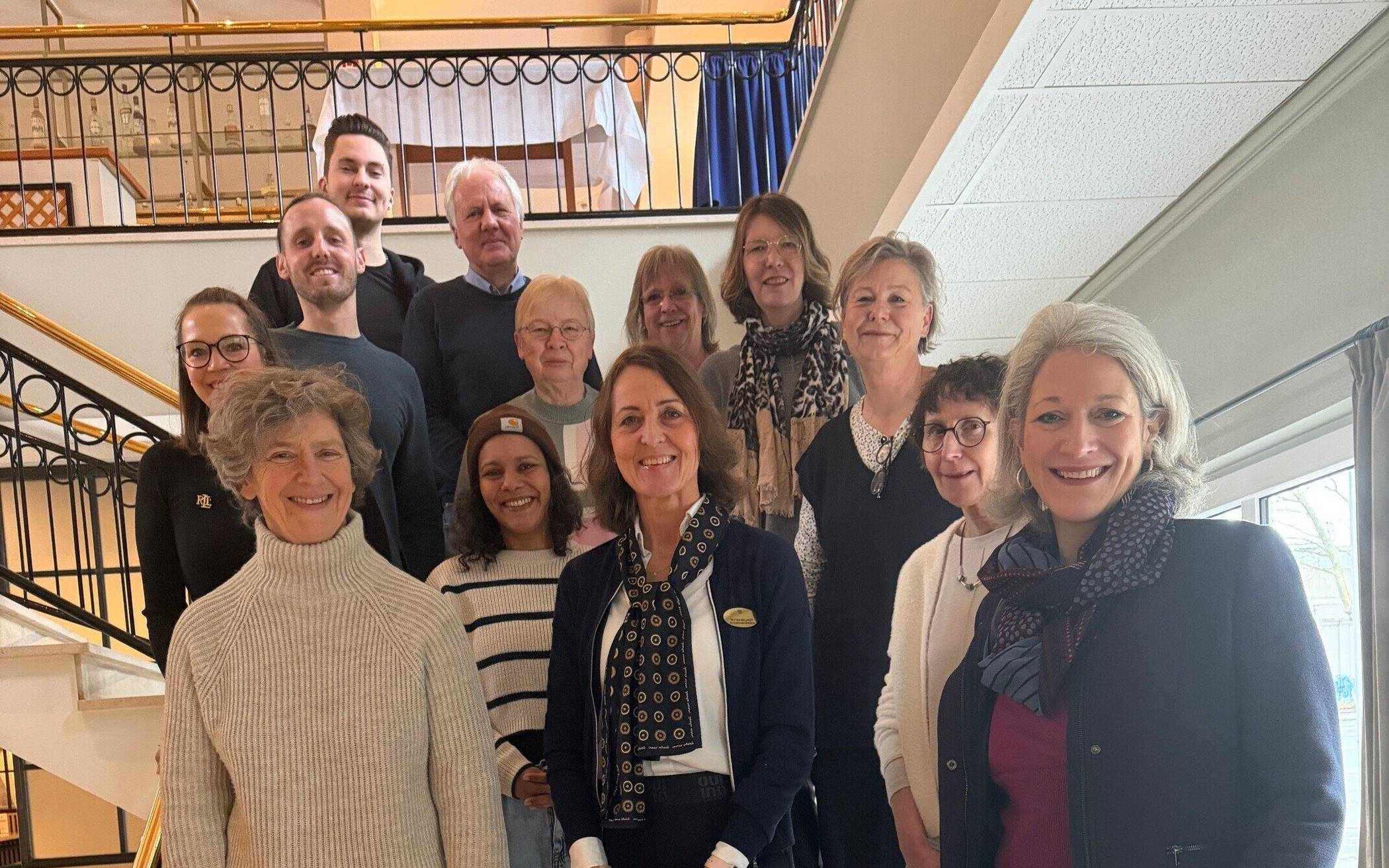 Die Vertreter der elf begünstigten Organisationen mit der aktuellen Präsidentin des Inner Wheel Clubs Hilden-Haan-Neandertal Bettina Bellhoff (erste Reihe Mitte).