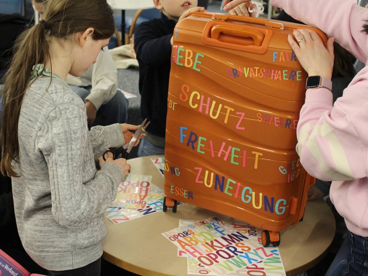 Kinderparlament übergibt Kinderrechte-Koffer an Bücherei