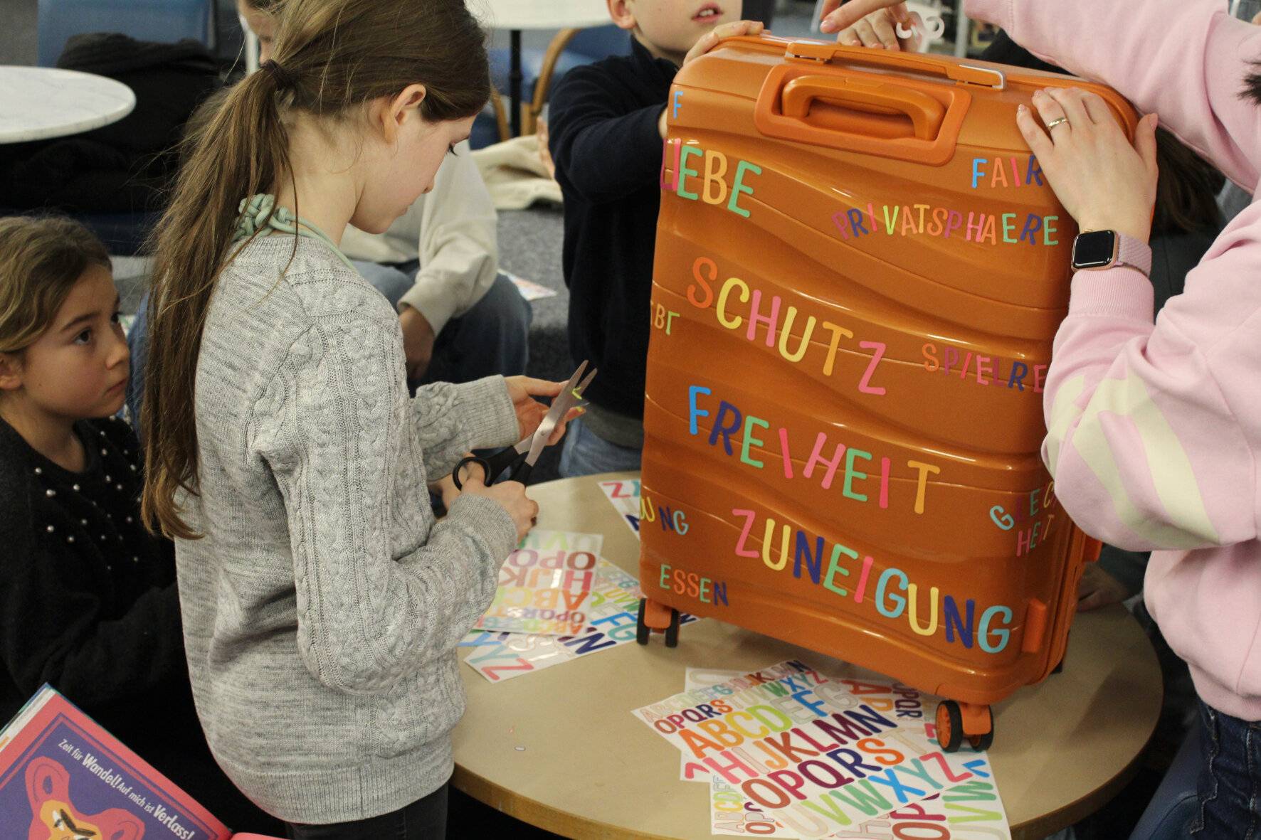 Kinderparlament übergibt Kinderrechte-Koffer an Bücherei