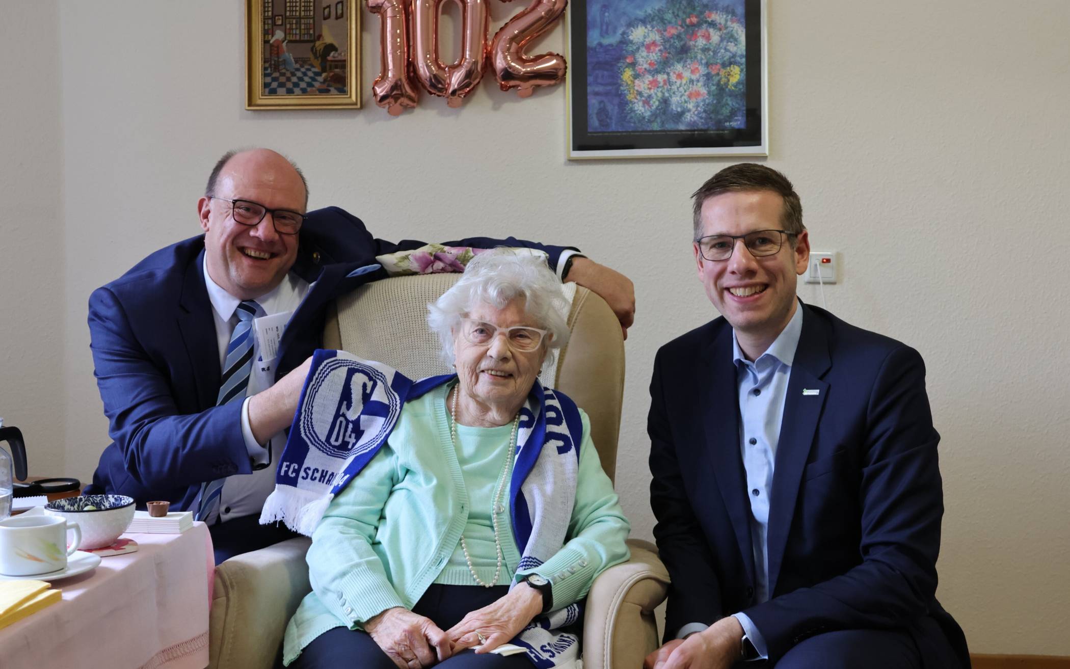 Bürgermeister Christoph Schultz (r.) und Rainer Schlottmann (l.), stellvertretender Landrat des Kreises Mettmann, gratulierten Margarete Hellmanns in den Räumen der Altenhilfeeinrichtung der Diakonie Düsseldorf-Mettmann an der Bahnstraße zum 102. Geburtstag.