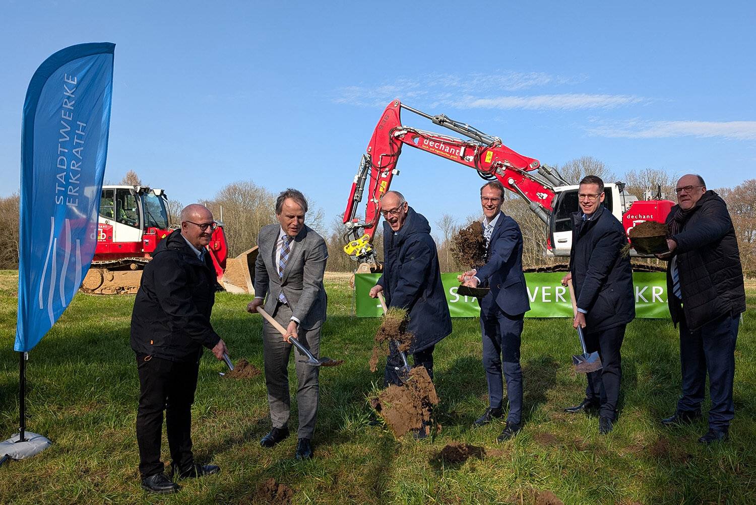 Der offizielle Spatenstich für die Solarthermieanlage in Hochdahl „am Mühlenkamp" Personen auf dem Bild (v.l.n.r. ) Dr.-Ing. Eugen Rejek Ingenieurbüro, Gregor Jeken (Geschäftsführer Stadtwerke Erkrath), Detlef Ehlert (stellv. Aufsichtsratsvorsitzender), Dr. Christian Untrieser (Aufsichtsratsvorsitzender), Bürgermeister der Stadt Erkrath, Christoph Schultz und der stellvertretender Landrat Rainer Schlottman.