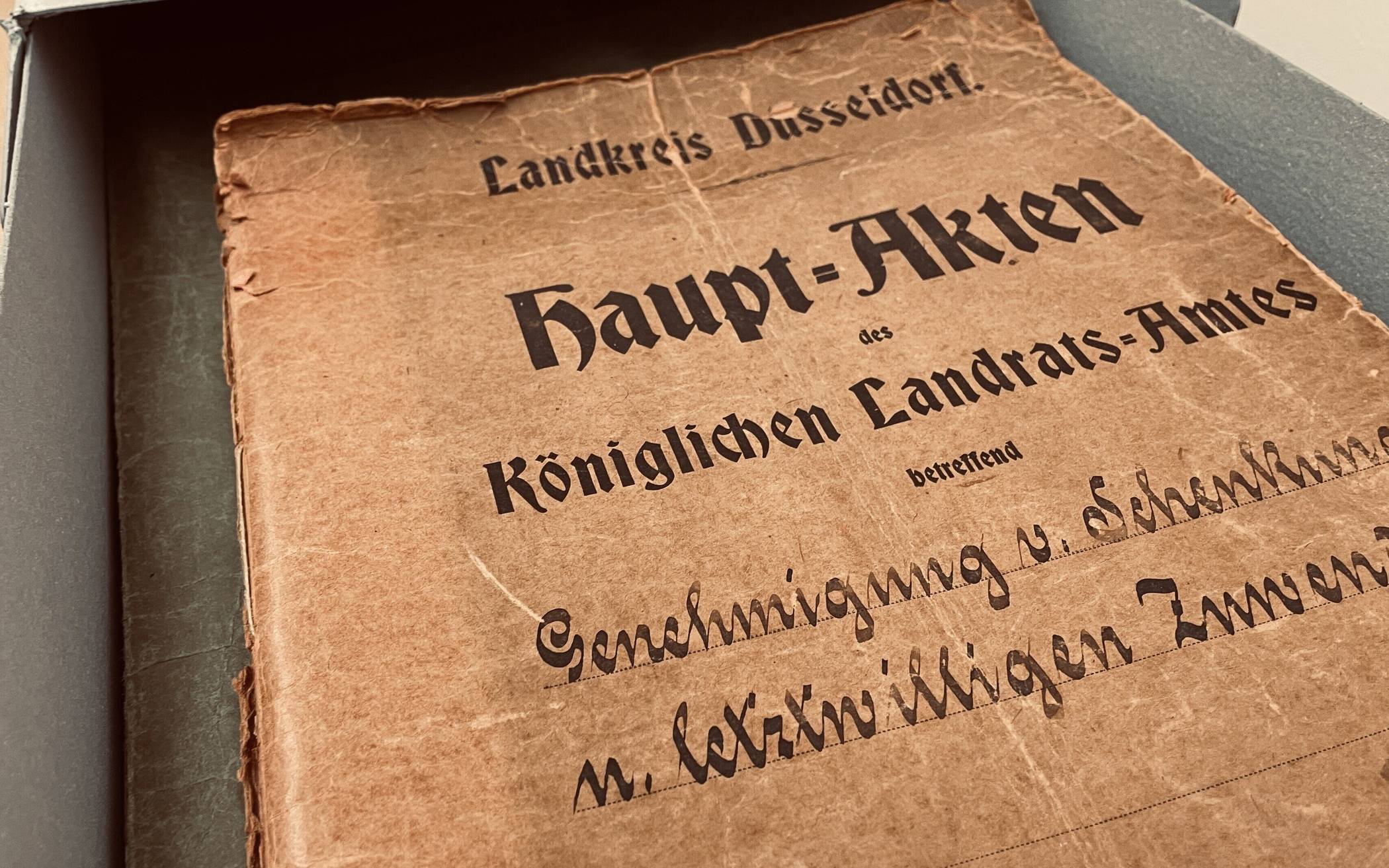  Eine typische preußische Akte des früheren Landratsamtes Düsseldorf aus den Beständen des Kreisarchivs. 