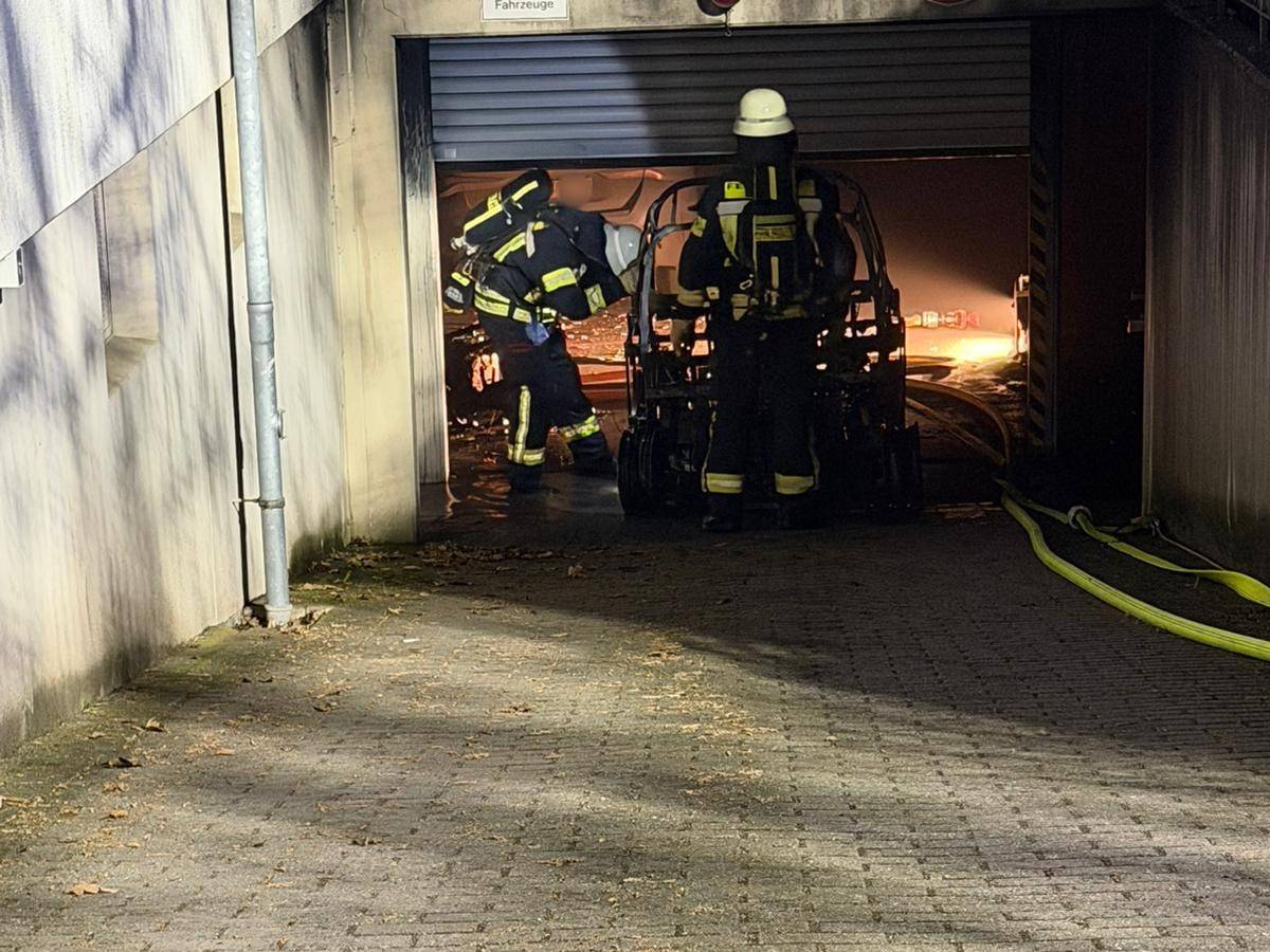 E-Fahrzeug brennt in einer Tiefgarage