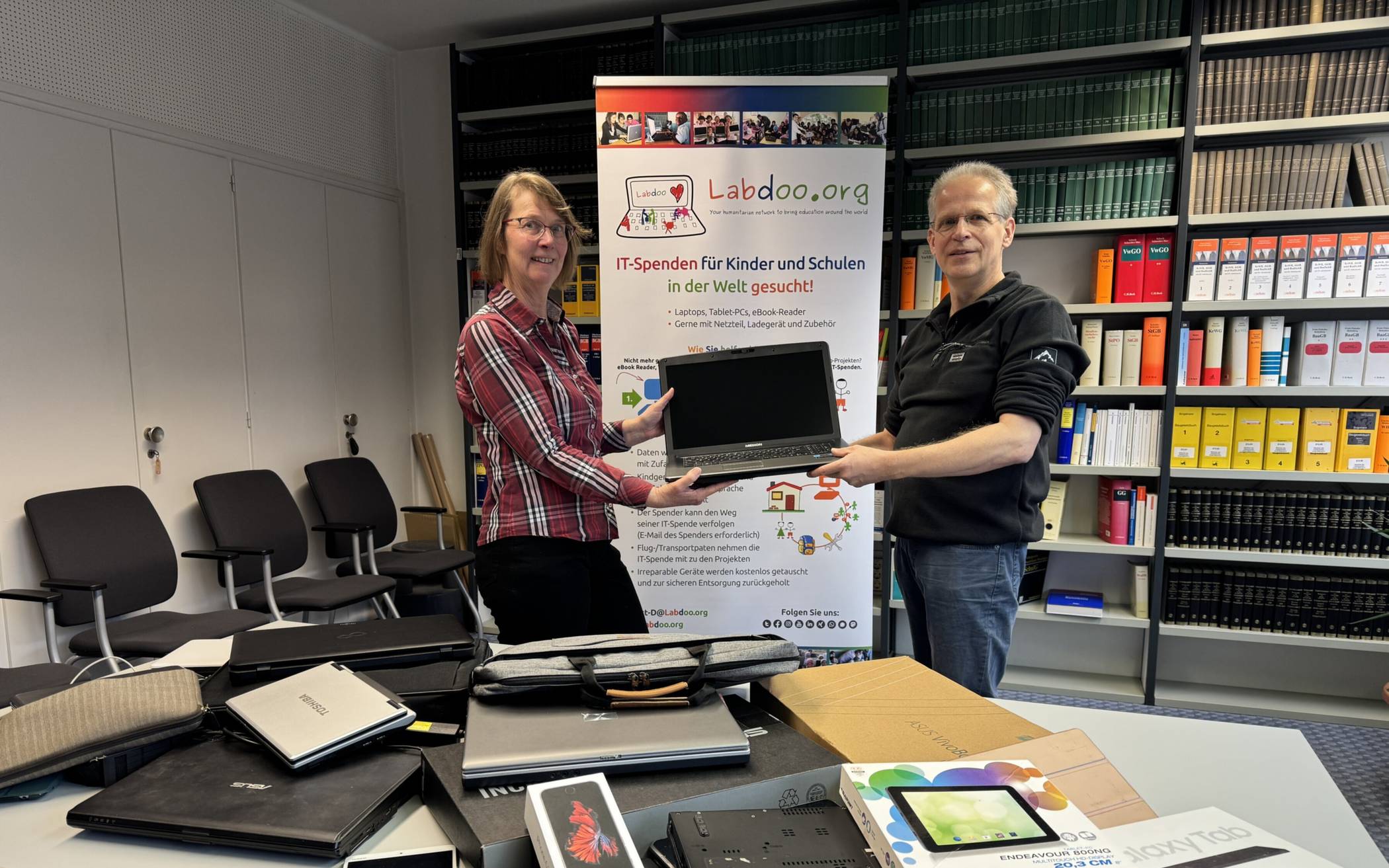  Beatrice Waldapfel, Abfallberaterin des Kreises und Martin Warnecke von Labdoo. 