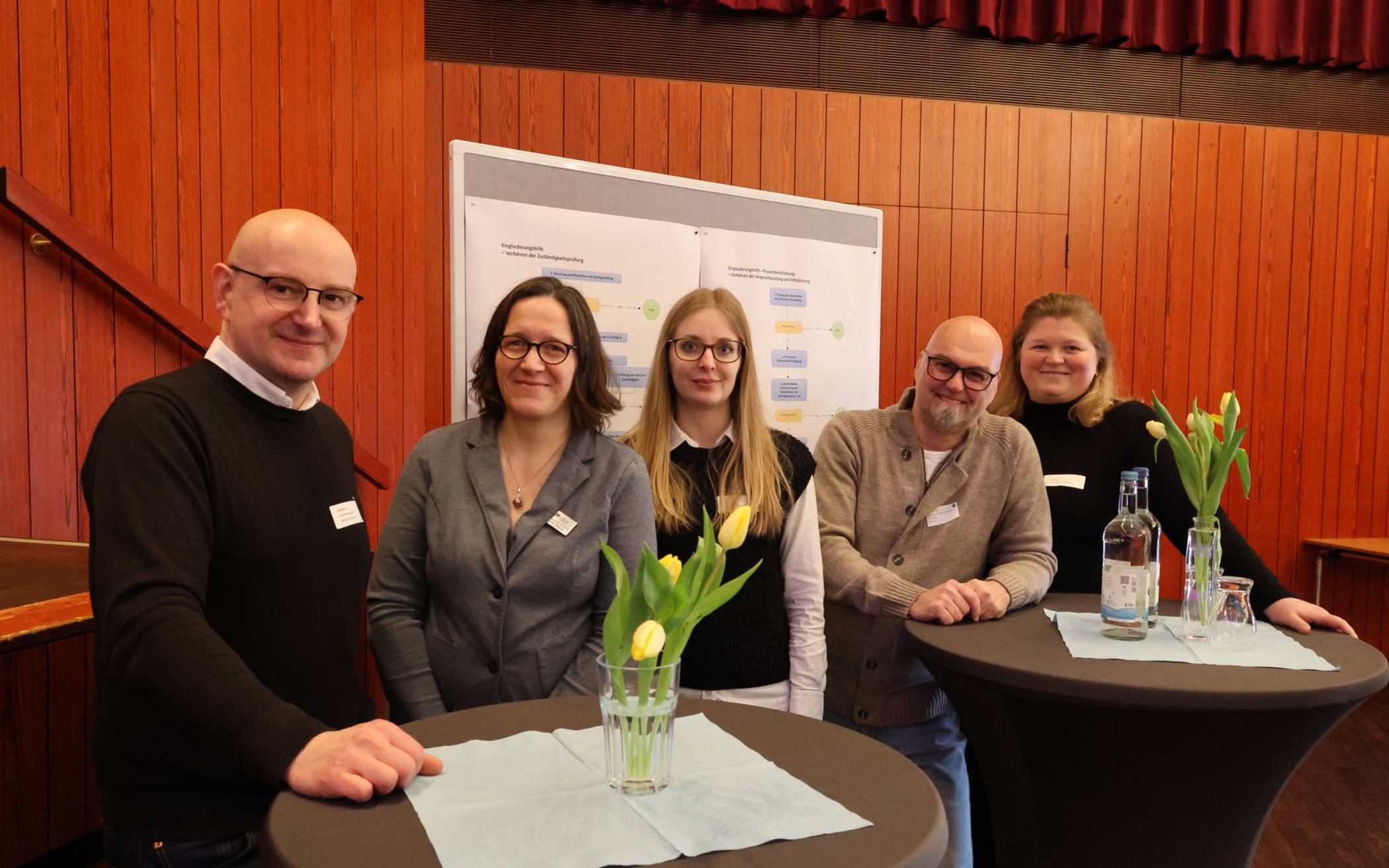 Vertreterinnen und Vertreter der Städte Mettmann, Haan, Wülfrath und Erkrath sind auf Einladung von Olivia Creutz (3.v.l.) und Anna Surrey (2.v.l.), Verfahrenslotsin der Stadt Erkrath bzw. Mettmann, zu einer Fachtagung in der Stadthalle zusammengekommen.