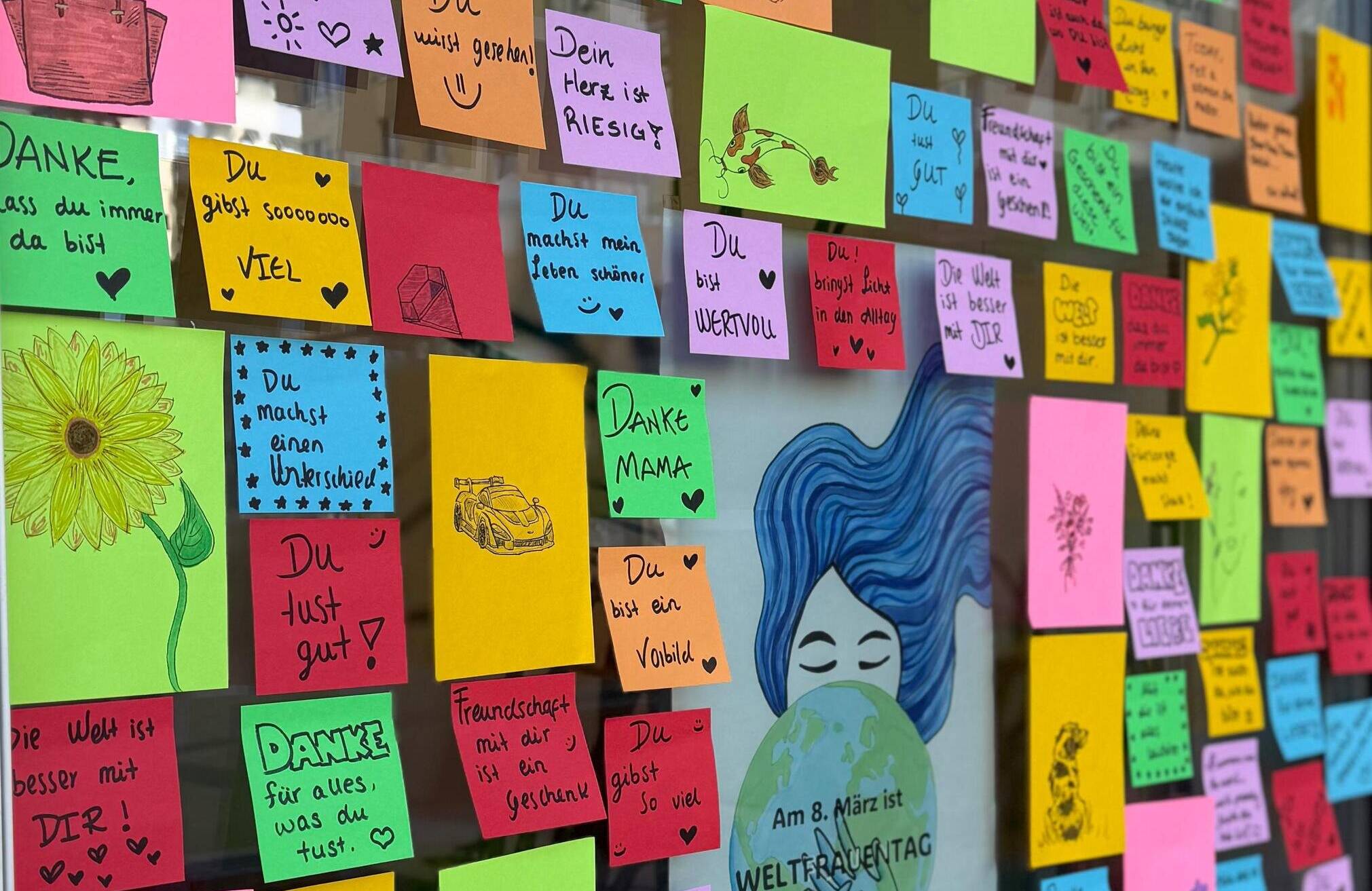 Zum Weltfrauentag: Fensteraktion setzt Zeichen der Wertschätzung in Hochdahl