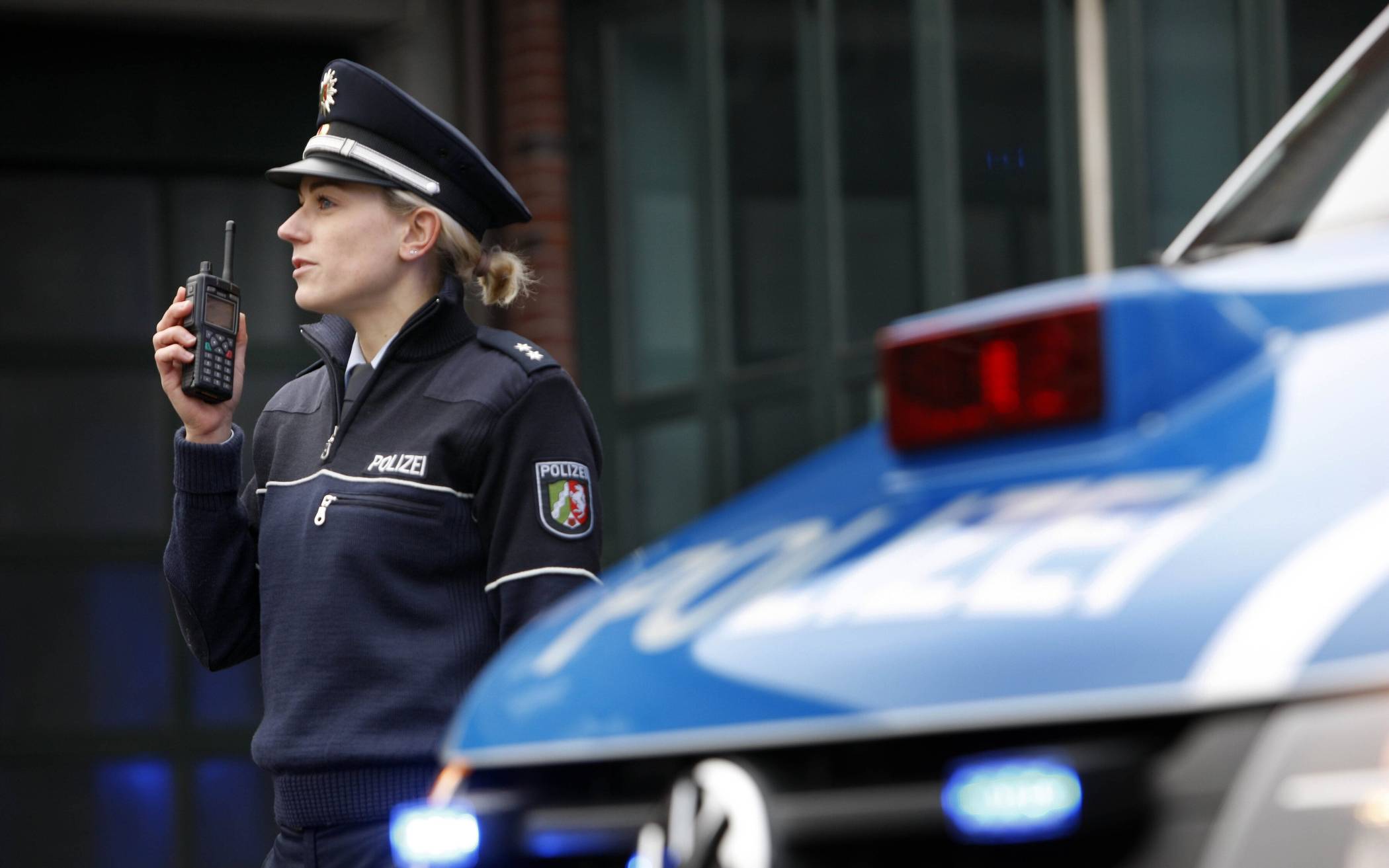 Seniorin ausgeraubt: Polizei ermittelt und bittet um Hinweise