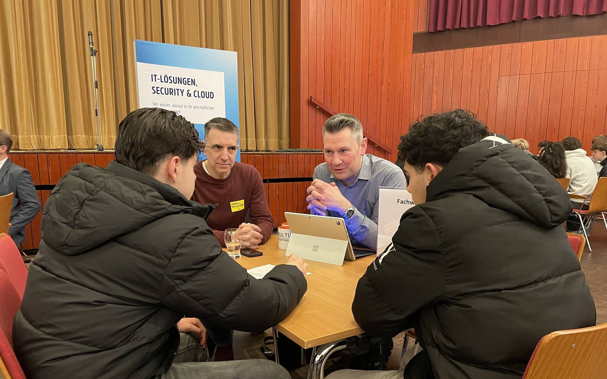 Die RC Neandertal-Mitglieder Marcel Stritzelberger (l.)