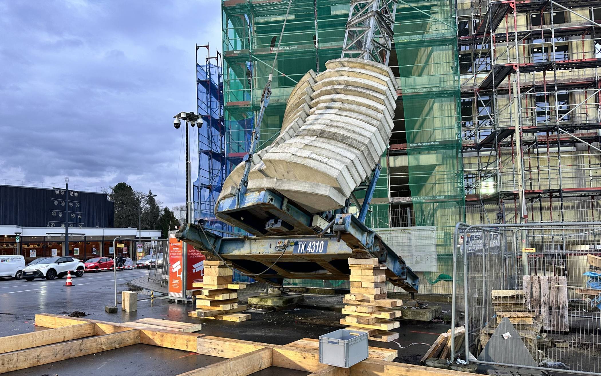 Baukran stürzt auf Gebäude