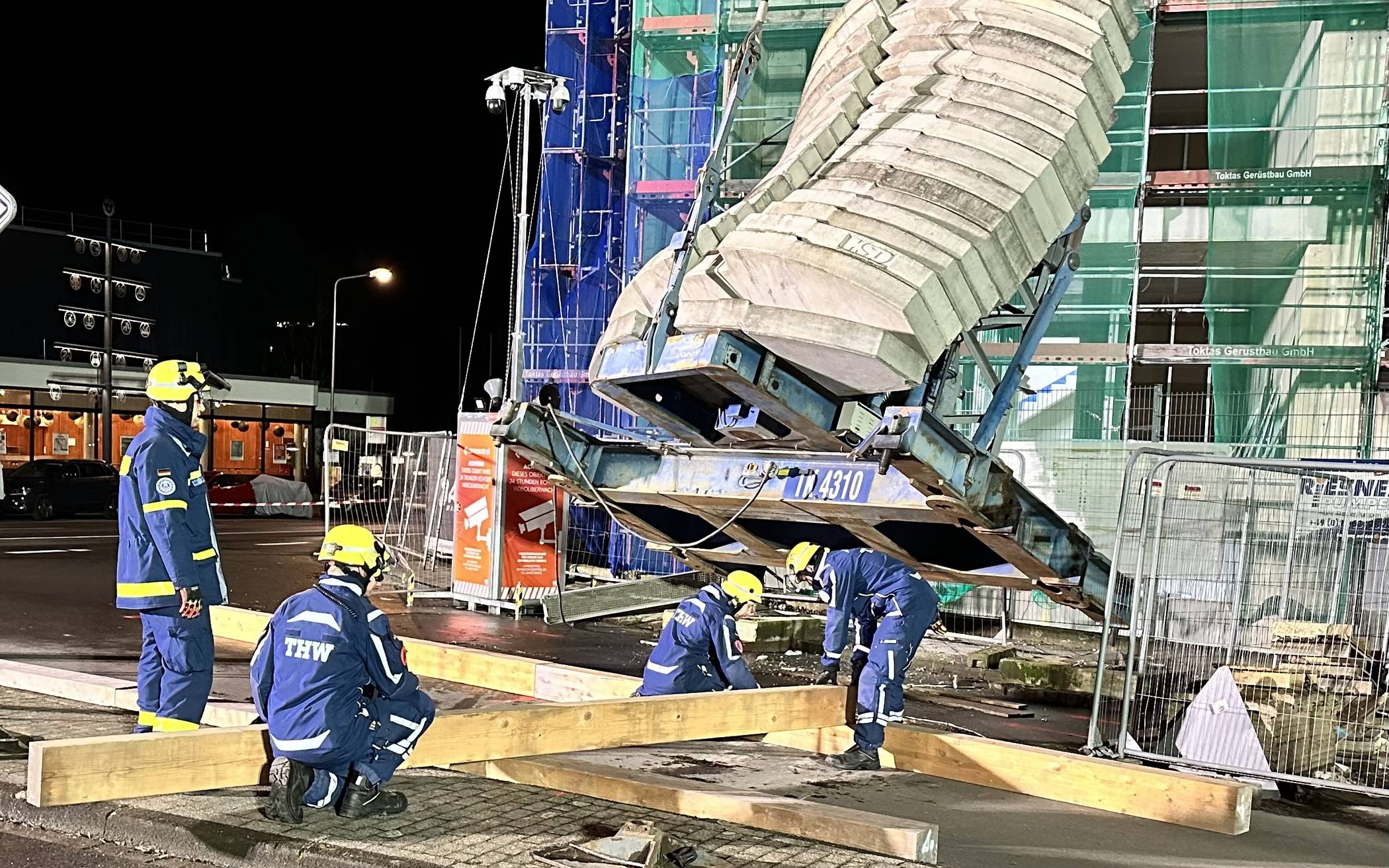 Baukran stürzt auf Gebäude