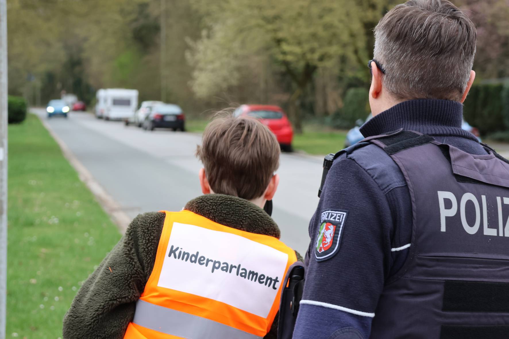  Zusammen mit Polizeihauptkommissar Oliver Schult (r.) von der Kreispolizei Mettmann führten die Mitglieder des Arbeitskreises Verkehr des Erkrather Kinderparlamentes eine gemeinsame Blitzeraktion in Hochdahl durch.  