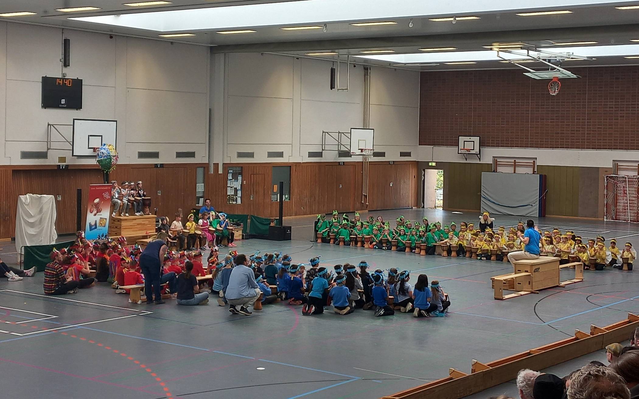 Buntes Trommelprojekt begeistert die Regenbogenschule