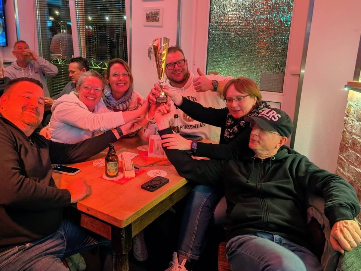 Bendt fragt, Ihr trinkt. Das Kneipenquiz mit Olli Bendt im Donkey Club in Unterfeldhaus