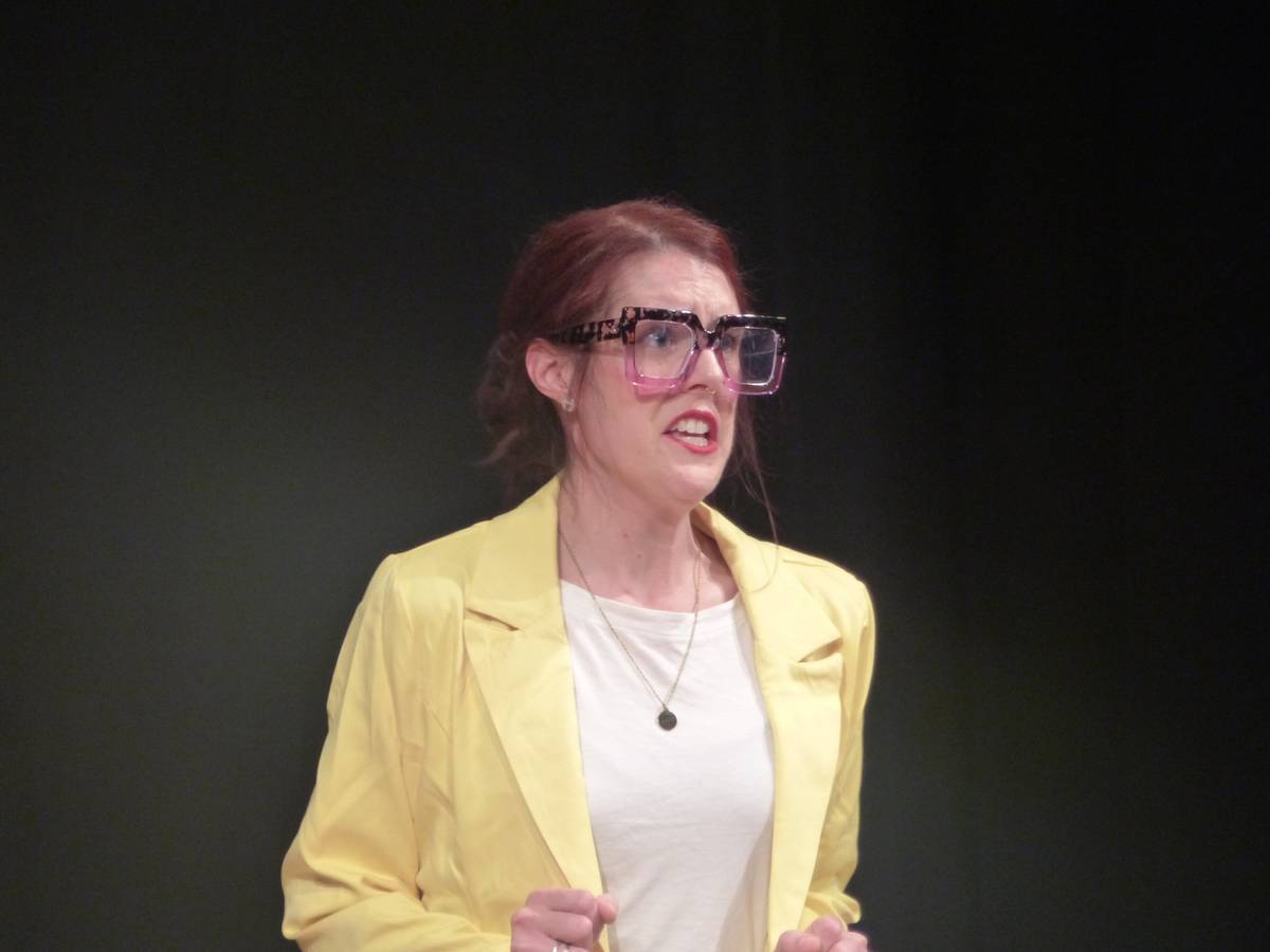 Das Spotlight Theater brilliert mit „Hydra – übernehmen Sie“ und „Romeo und Julia – Backstage“