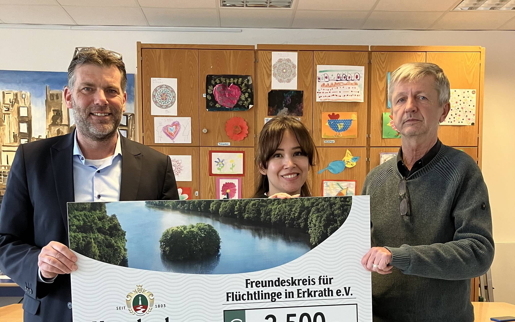  Glückliche Gesichter bei der Spendenscheckübergabe: Krombacher Gebietsverkaufsleiter Christian Reinders übergibt den symbolischen Spendenscheck an Lyralyn Helling und Dieter Thelen. 