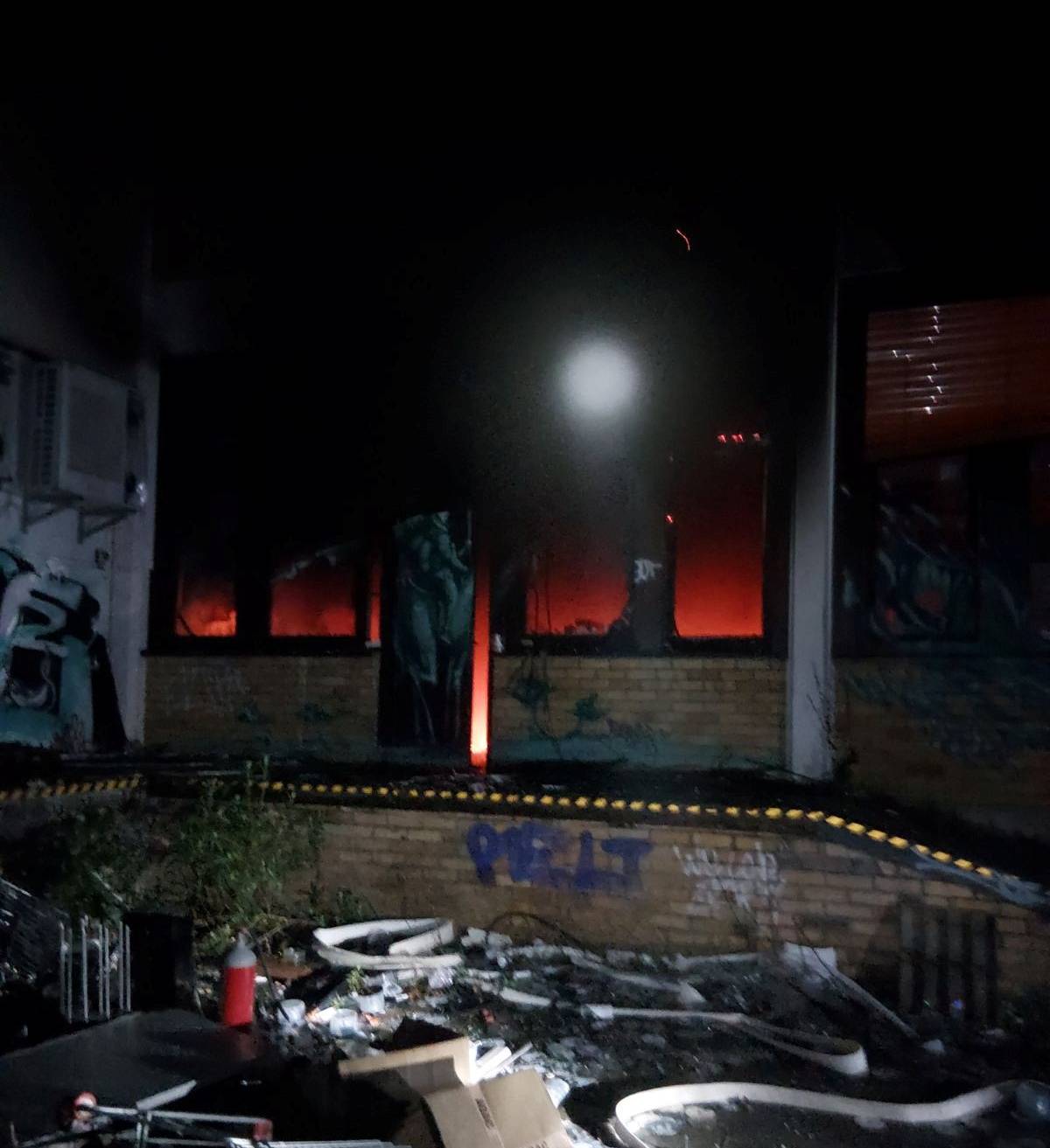 Brand in einem leer stehenden Gewerbebetrieb löst umfangreichen Feuerwehreinsatz aus