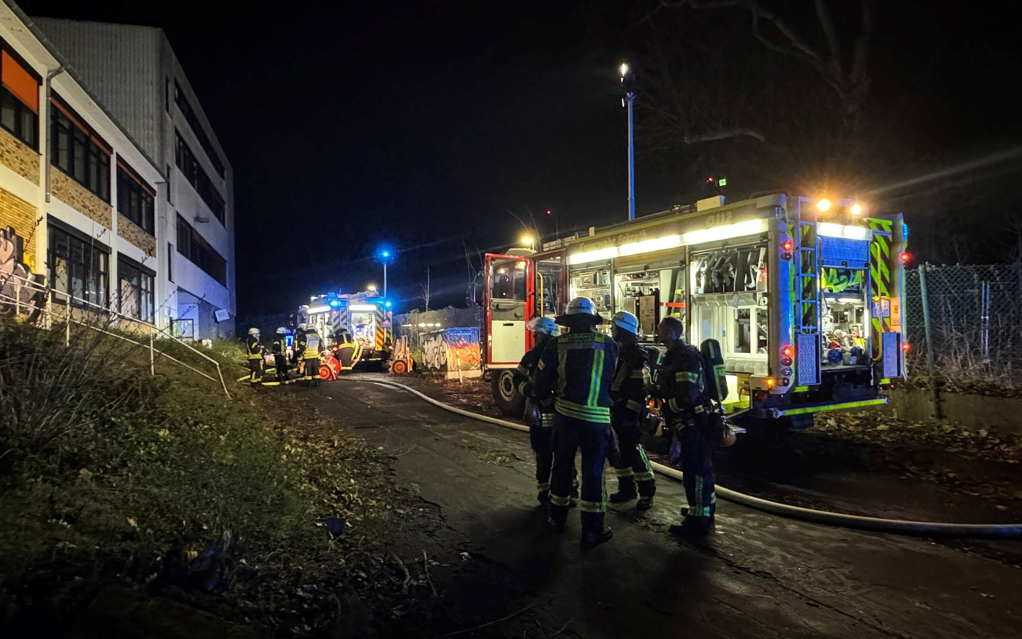 Brand in einem leer stehenden Gewerbebetrieb löst umfangreichen Feuerwehreinsatz aus
