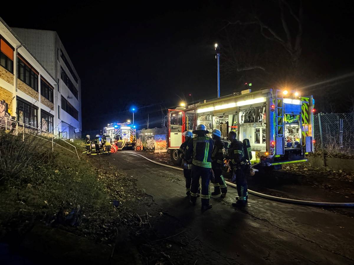 Brand in einem leer stehenden Gewerbebetrieb löst umfangreichen Feuerwehreinsatz aus