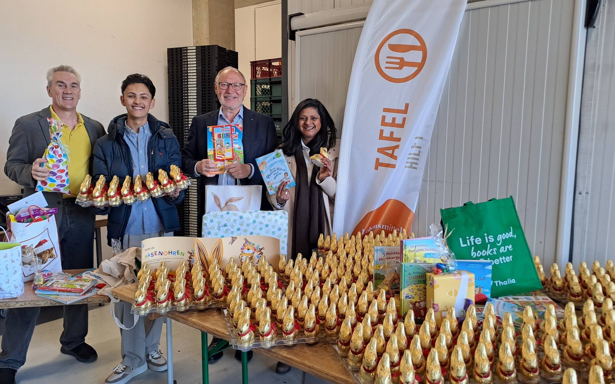 (v.li.) Dr. Jürgen Wunderlich (Initiator, Rotary Club Hilden-Haan), Valentin Pohlmann (Tafel Erkrath) , Alfons Wahlers (Präsident, Rotary Club Hilden-Haan) und Erika Pohlmann (erste Vorsitzende der Tafel Erkrath).