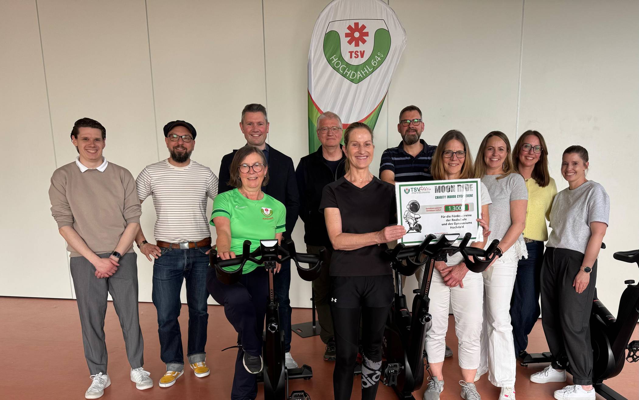 (v.li.) Jonas Bertholt (Vorstand TSV), Iris Dolibog (Koordination Kurse und Organisation), Franco Forster (Instructor), Dominik Heilein (Sponsor), Georg Katzenberg und Jeannette Livet (Instructor),  Katja Petrilos (FV Realschule), Max Klopotek (FV Gymnasium), Claudia Ermoeit-Tahede (FVR), Julia Willeke (FVR) und  Katharina Falk (FV Gymnasium).