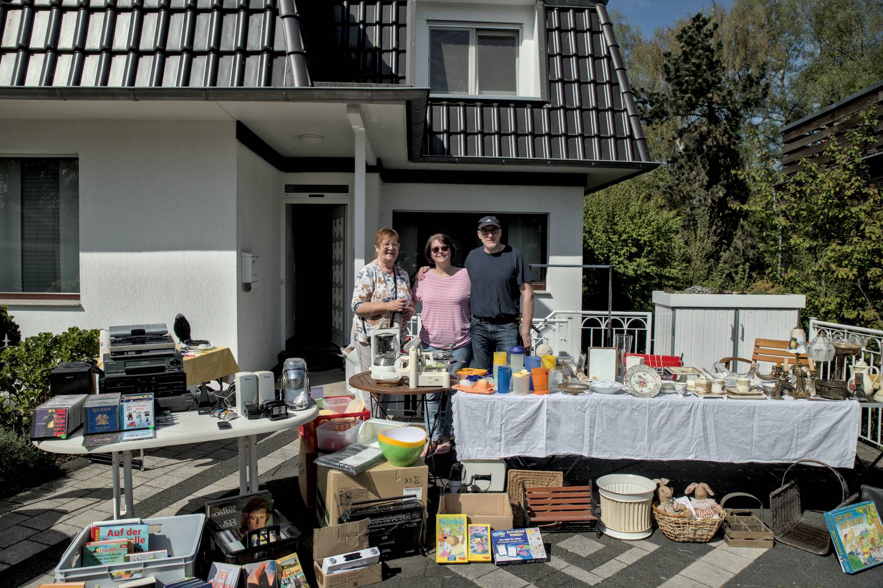 Sonniger Nachbarschaftströdel bringt Hüttenstraße und Umgebung zusammen