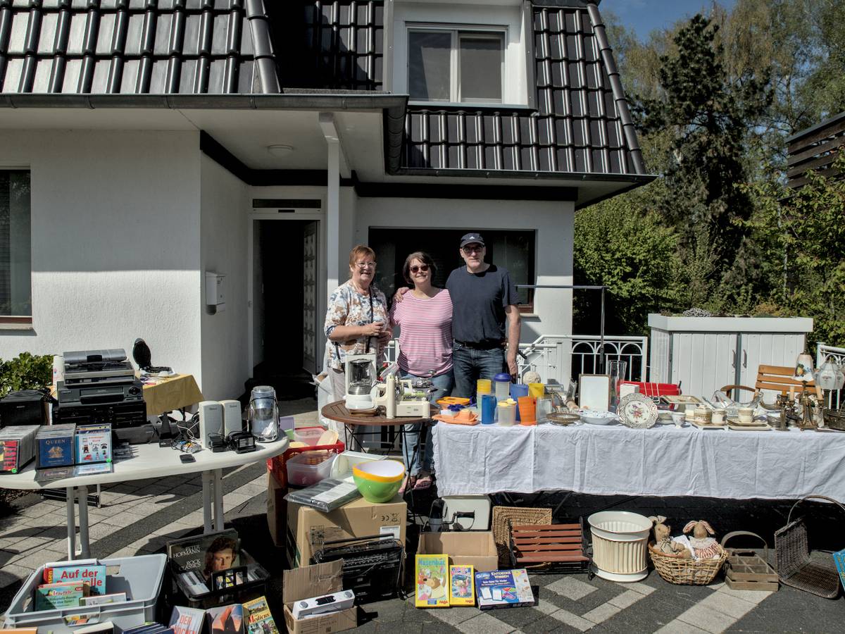 Sonniger Nachbarschaftströdel bringt Hüttenstraße und Umgebung zusammen