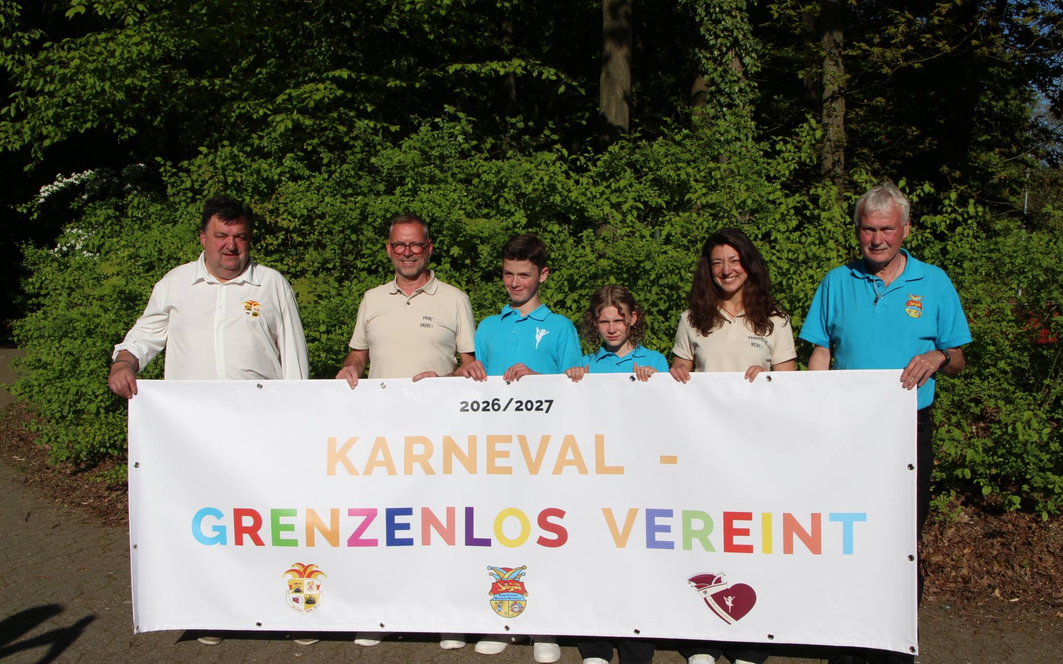 Zwischen den Präsidenten Hajo Fritsch (Die Letzten Hänger 1963 e.V.) und Udo Wolffram (Große Erkrather Karnevalsgesellschaft e.V. 1994) stehen das designierte Prinzenpaar 2026/27 André I. (Kowalczyk) und Nicky I. (Nicole Eyckerman-Kölln) sowie das designierte Kinderprinzenpaar 2026/27 Fabian I. (Rockel) und Mayla I. (Zarnekow).