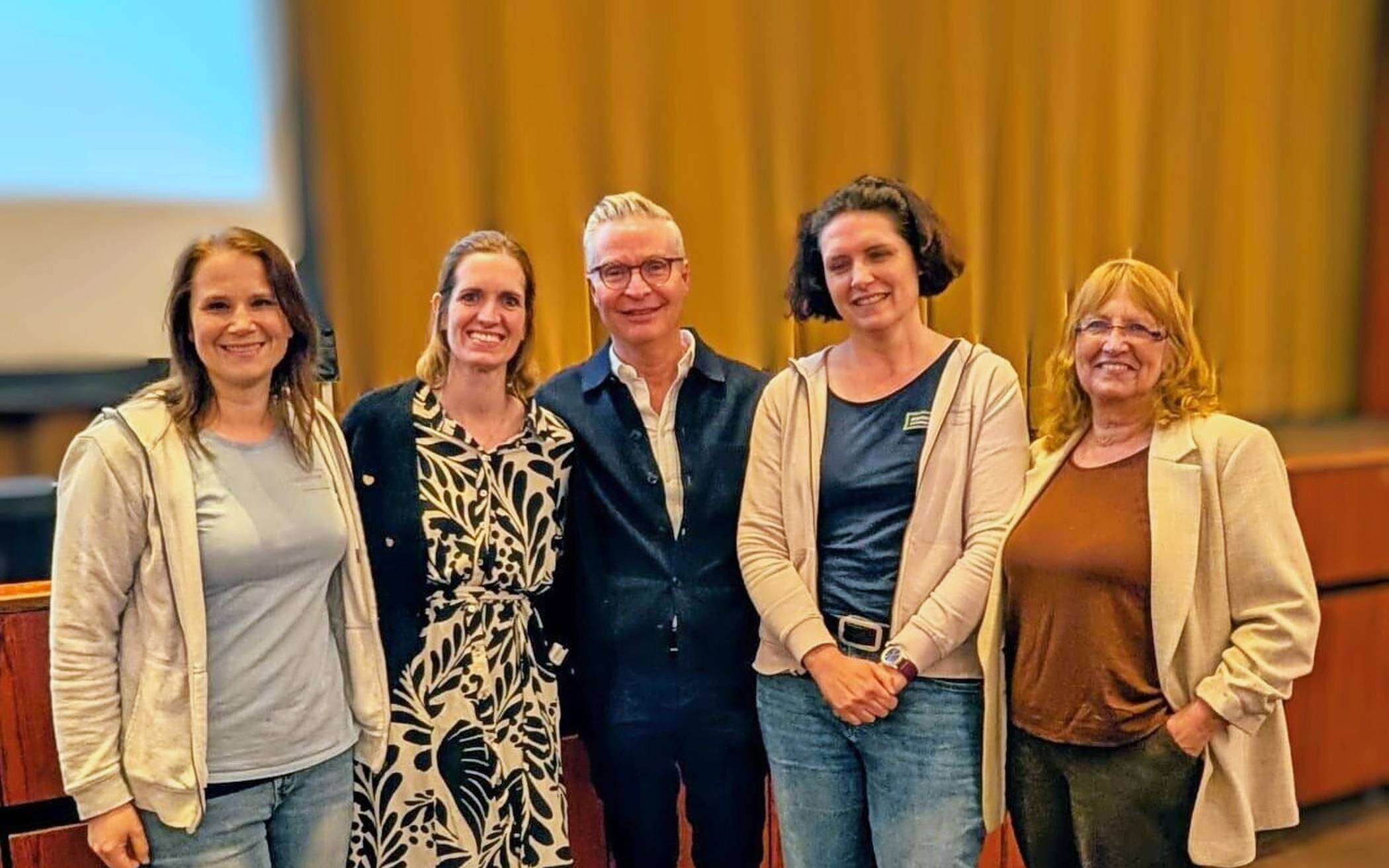  (v.li.) Anja Dworack-Kozian (Ergo-Team Erkrath), Catherine Wolters (Psychologische Psychotherapeutin), Dr. med. Nils Richter (Neurologe), Sara Degering (Ergo-Team Erkrath) und Marion Kremerius (MS-Treff Erkrath).   