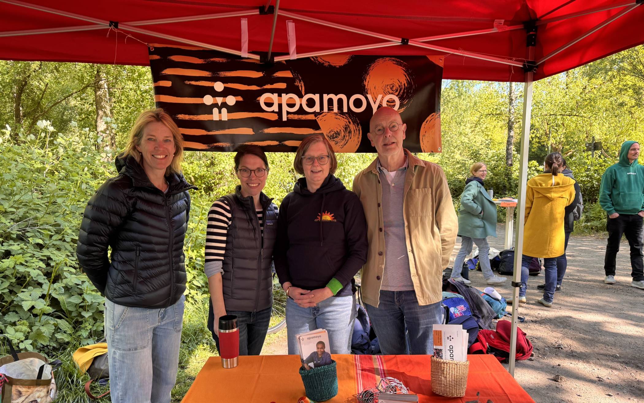  (v.li.) Saskia Jaden (Schriftführerin des Fördervereins der Carl-Sonnenschein-Schule), Christina Hildebrand (Mitglied der Schulkonferenz), Schulleitung Susanne Schulz-Isenbeck  und Wim Dohrenbusch (Vorsitzender Apamoyo e.V.) während des Läufertages am Unterbacher See. 
