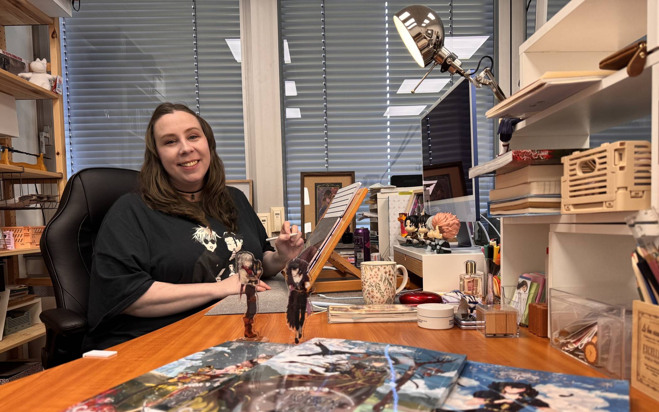 Lisa Santrau - Künstlerin aus Erkrath - in ihrem Wuppertaler Studio. Hier zeichnet sie bis tief in die Nacht hinein an ihren Mangas.