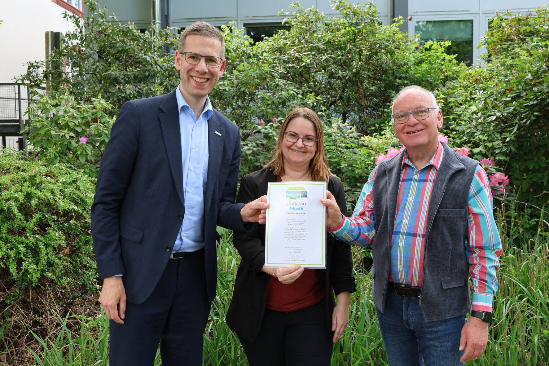  Bürgermeister Christoph Schultz freut sich gemeinsam mit Sandra Preußer (M.), Fachbereichsleiterin Umwelt Klimaschutz, und Leiter der Steuerungsgruppe Andreas Kuchenbecker (r.).  