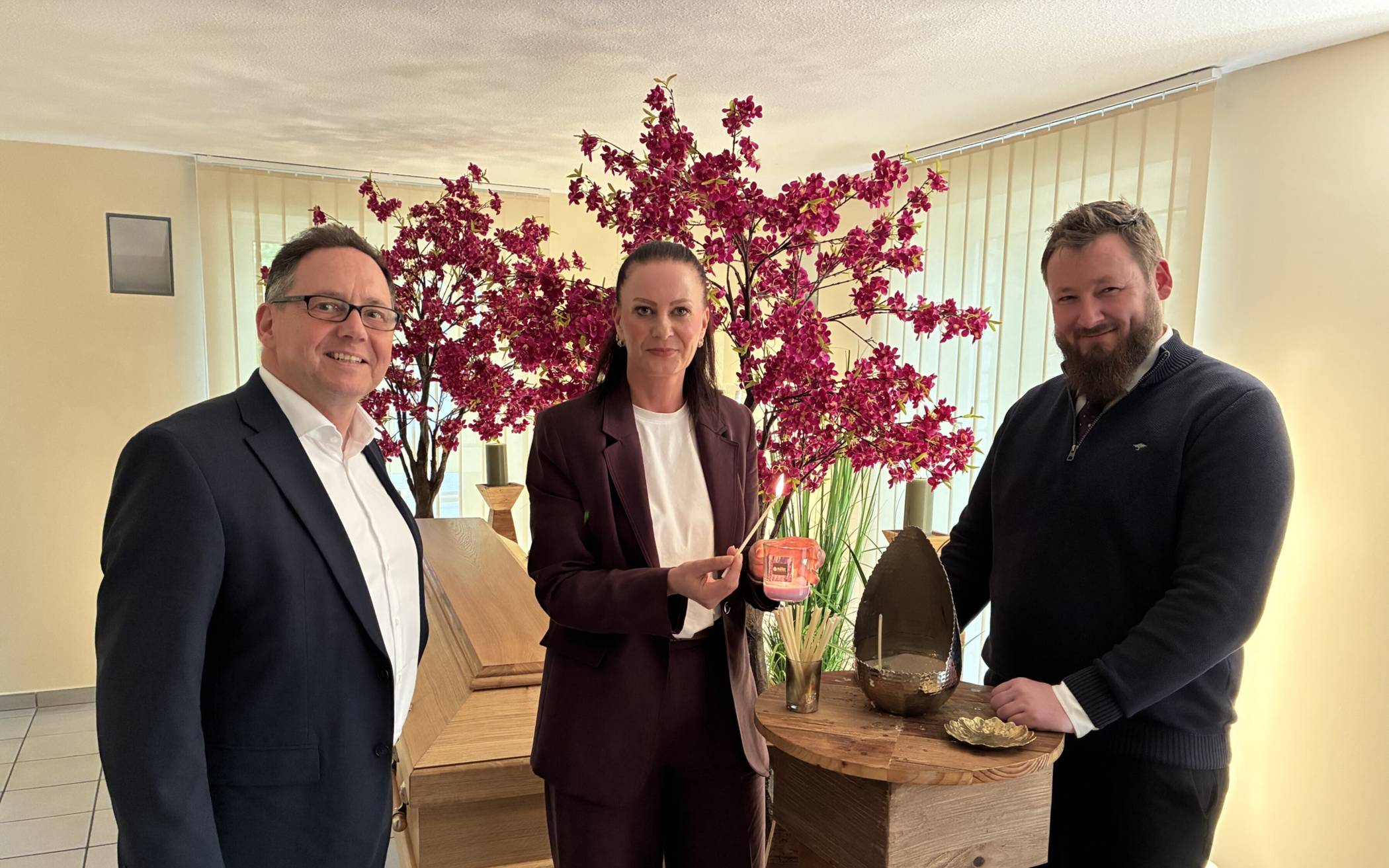 (v.li.) Karl Tymister (Agentur für Arbeit Mettmann), Melanie Schütze und Maximilian Meier (beide Bestattungshaus Vogelskamp).