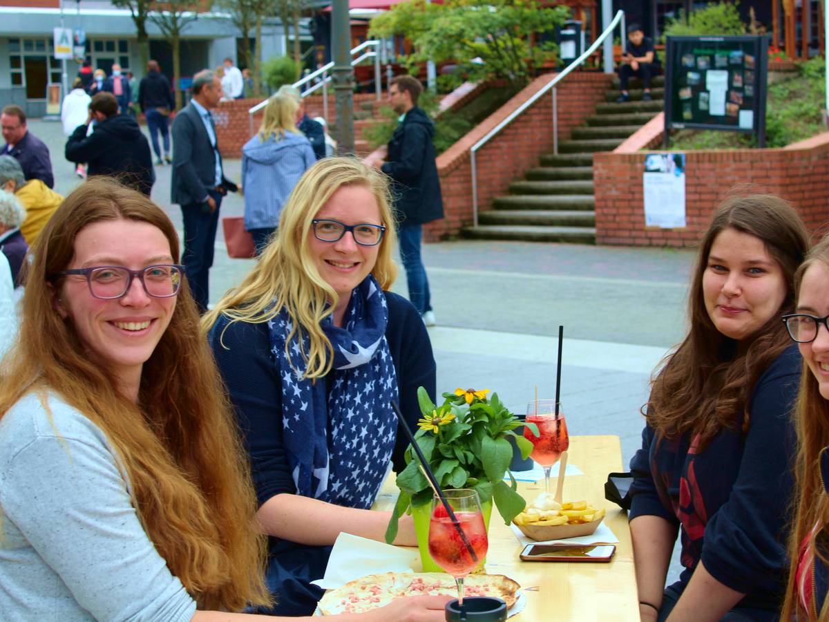 Angesagte Street Food Stände, kühle Drinks und Live-Musik