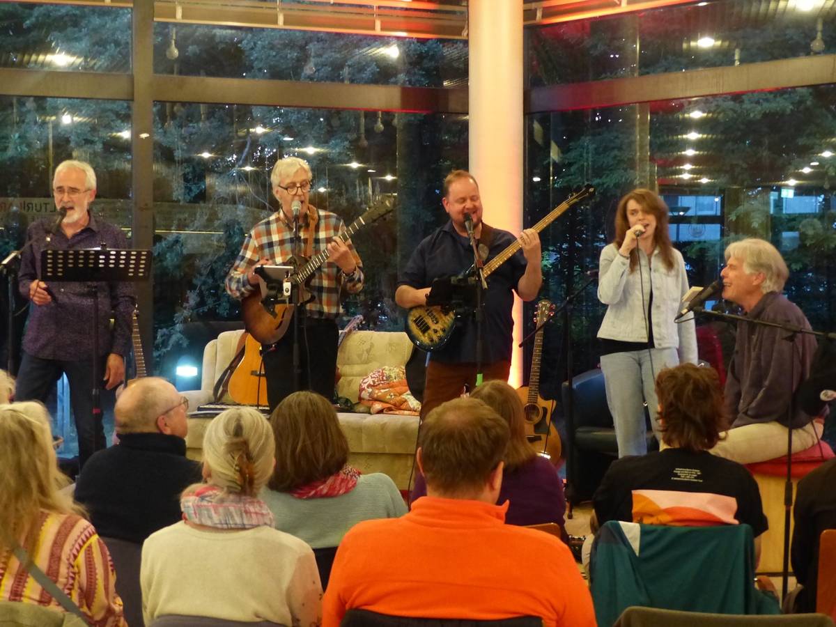 Wohnzimmer-Feeling und Welthits: Ein Abend für die Seele in Erkrath