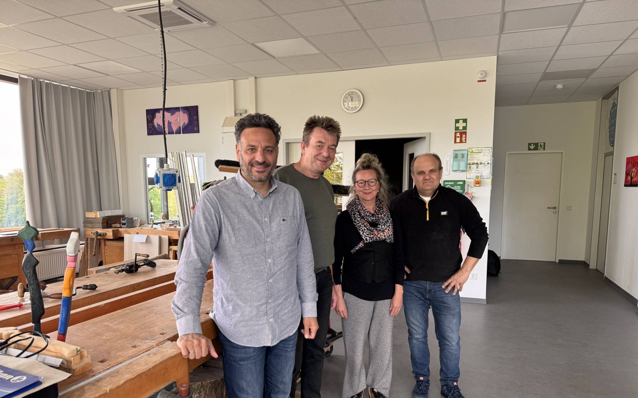 Das Projekt "Zündstoff" des SKFM Erkrath endet im Juni: Maßgeblich mitgestaltet wurde es in den letzten 25 Jahren von Robert Roleih (re.), Anja Weyers und Berthold Santjer (3.v.re.). SKFM-Geschäftsführer Sascha Eskandari schätzt die Arbeit seiner drei Mitarbeiter sehr und wird sie zukünftig in neue Projekte einbinden.