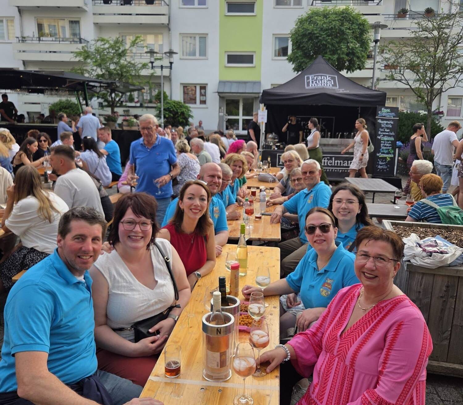 Gut gelaunte Besucher auf dem Weinfest