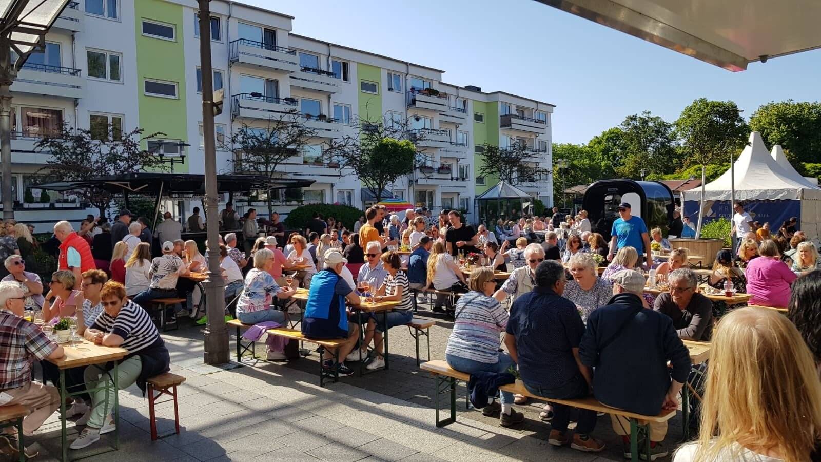  Das Erkrather Weinfest rund um die Markthalle. 