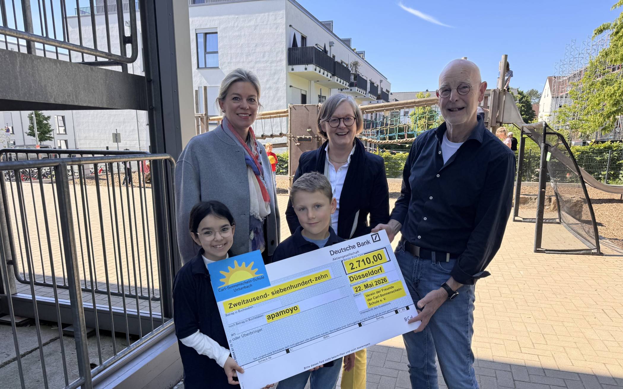  Spendenübergabe der Carl-Sonnenschein-Schule an Apamoyo e.V.: (v.li.) Jenny Sommerfeld (Vorsitzende des Fördervereins der Carl-Sonnenschein-Schule), Schulleiterin Susanne Schulz-Isenbeck, Wim Dohrenbusch (Apamoyo e.V.) zusammen mit Acelya (4. Klasse) und Jannik (3a). 