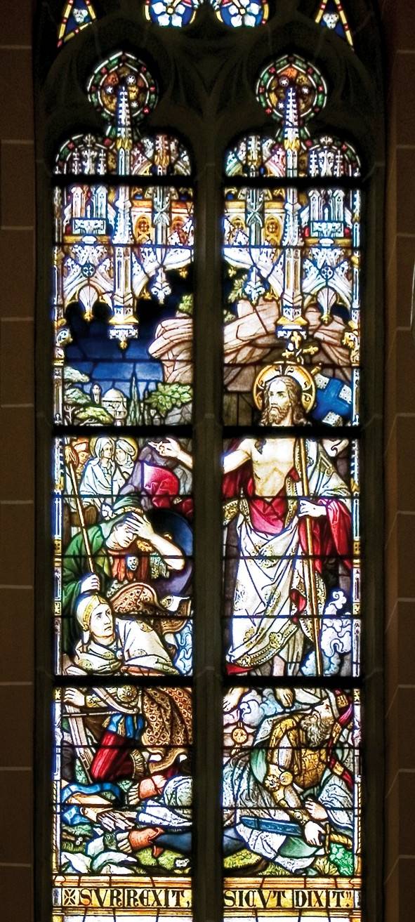Eines der wunderschönen Buntglasfenster der Sankt Franziskus Kirche Hochdahl