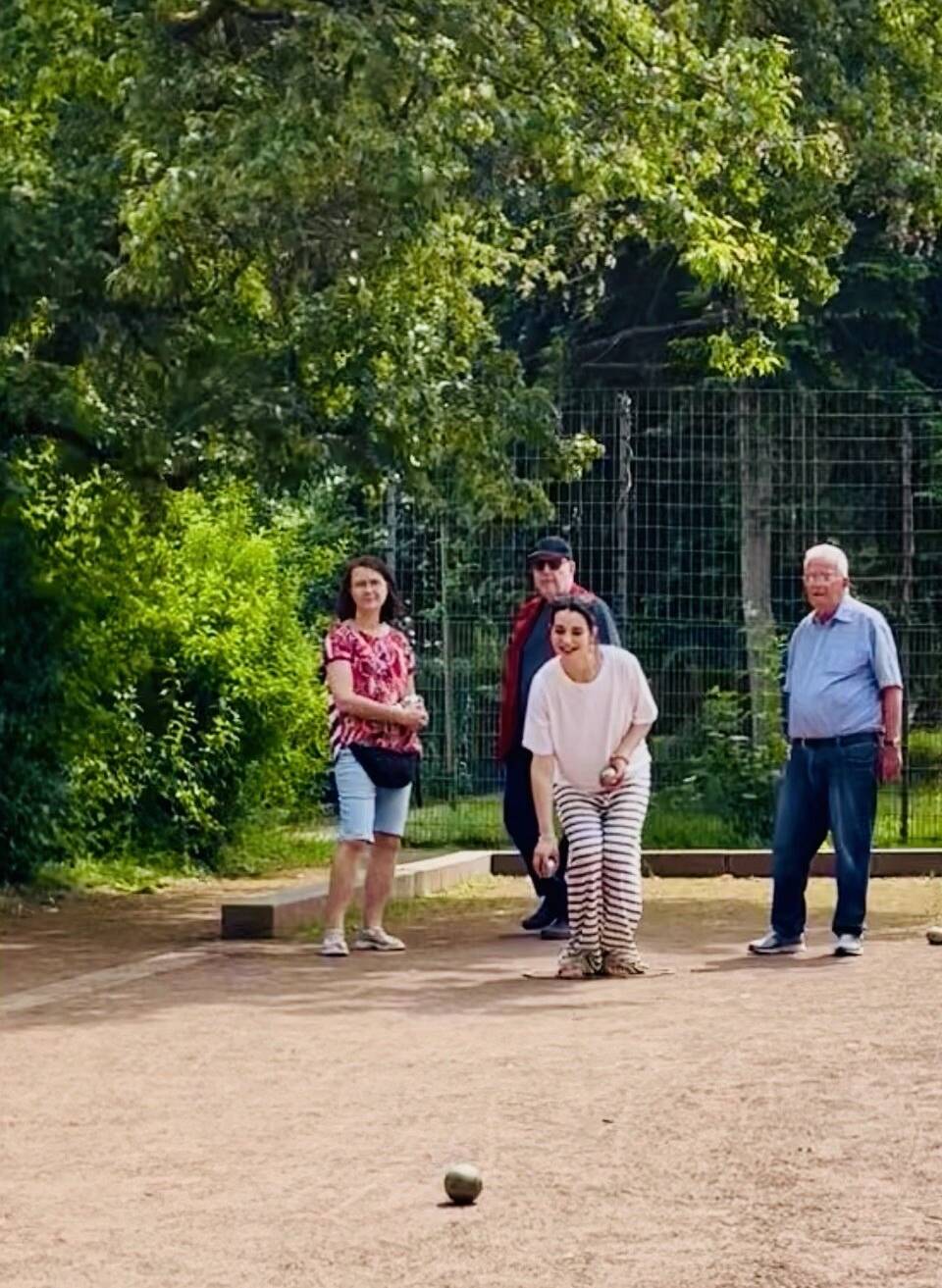 Erstes Boule-Spaßturnier bringt Generationen zusammen