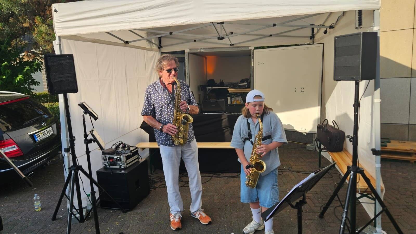  Dirk Trümmelmeyer zusammen mit dem kleinen Paul am Saxophon. 