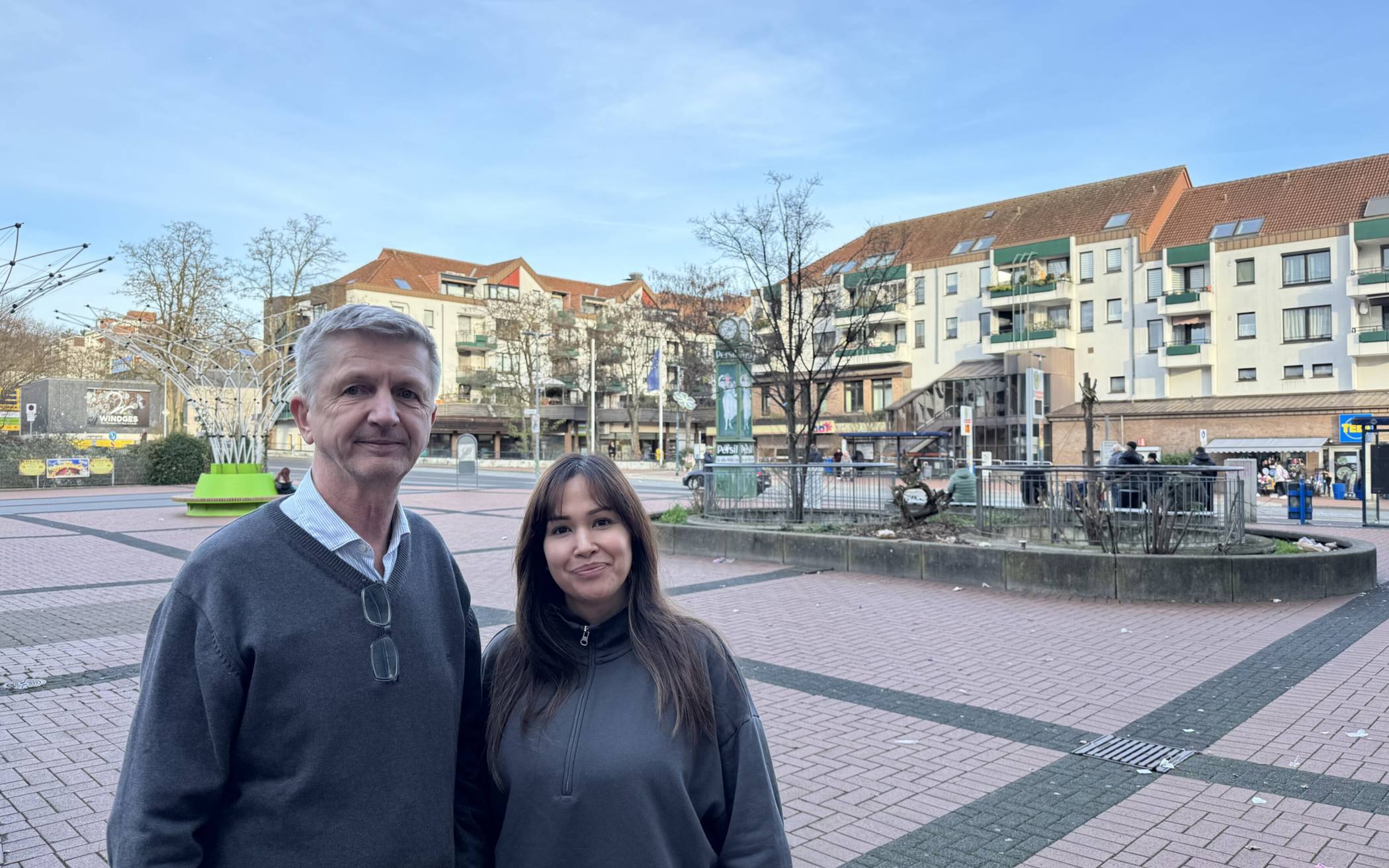 Dieter Thelen und Lyra Helling vom Freundeskreis für Flüchtlinge ziehen mit dem Begegnungsszentrum „Hand in Hand“ zum 1. August vom Europaplatz ins Forum Sandheide.