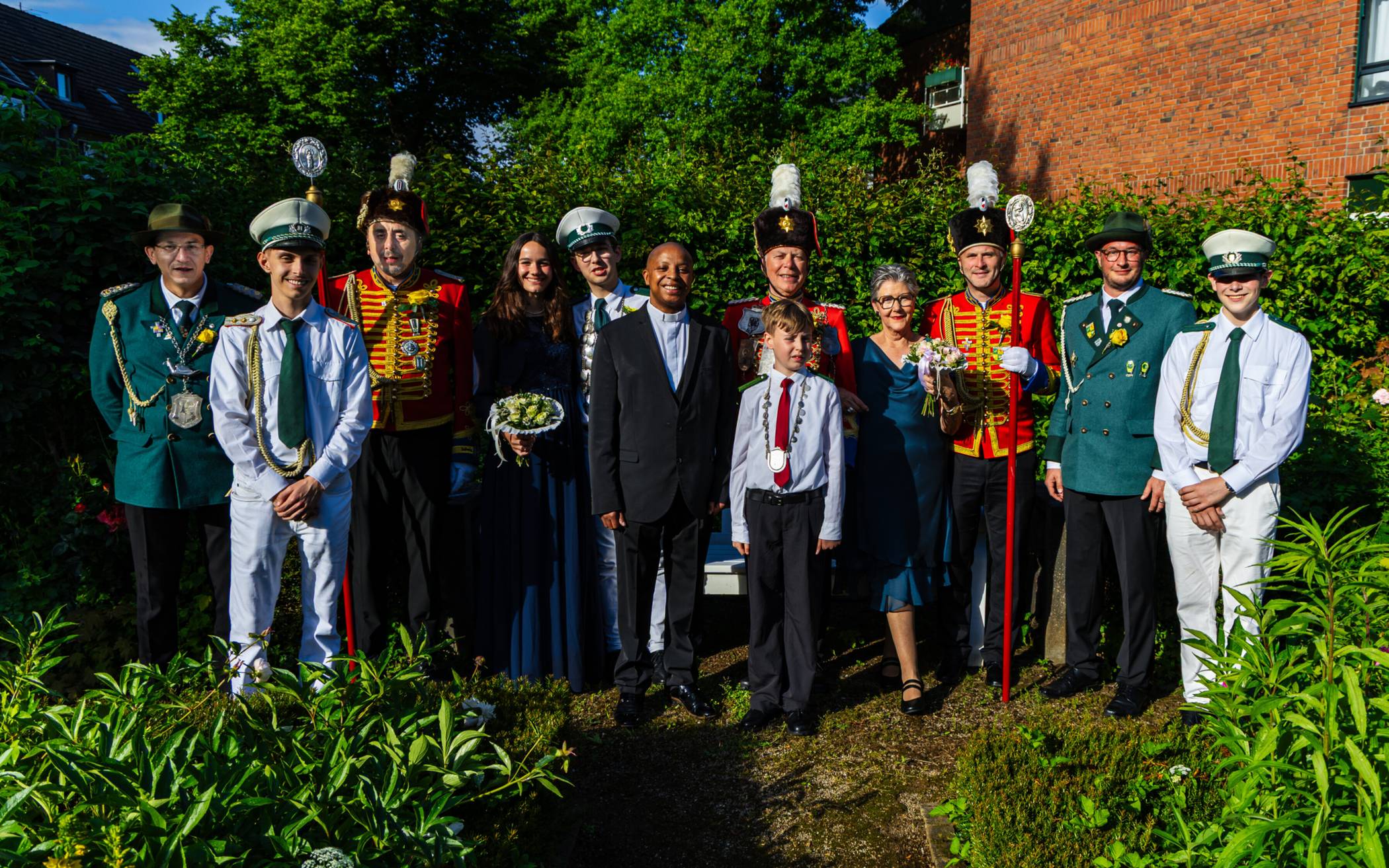 Alle Majestäten und Brudermeister: (v.li.) Thomas Lier (Stellv. Brudermeister), Elias Wölfing (Adjutant), Tillmann Keens (Adjutant), Sophie Vaßen (Prinzessin), Kilian Memmesheimer (Jungschützenprinz), Pfarrvikar George Gachaiya Njonge (Präses der Bruderschaft), Horst Osmann (König), Paul Müller (Pagenprinz), Jutta Osmann (Königin), Mike Wellens (Adjutant), Lutz Peis (Brudermeister) und Florian Dribusch (Adjutant).