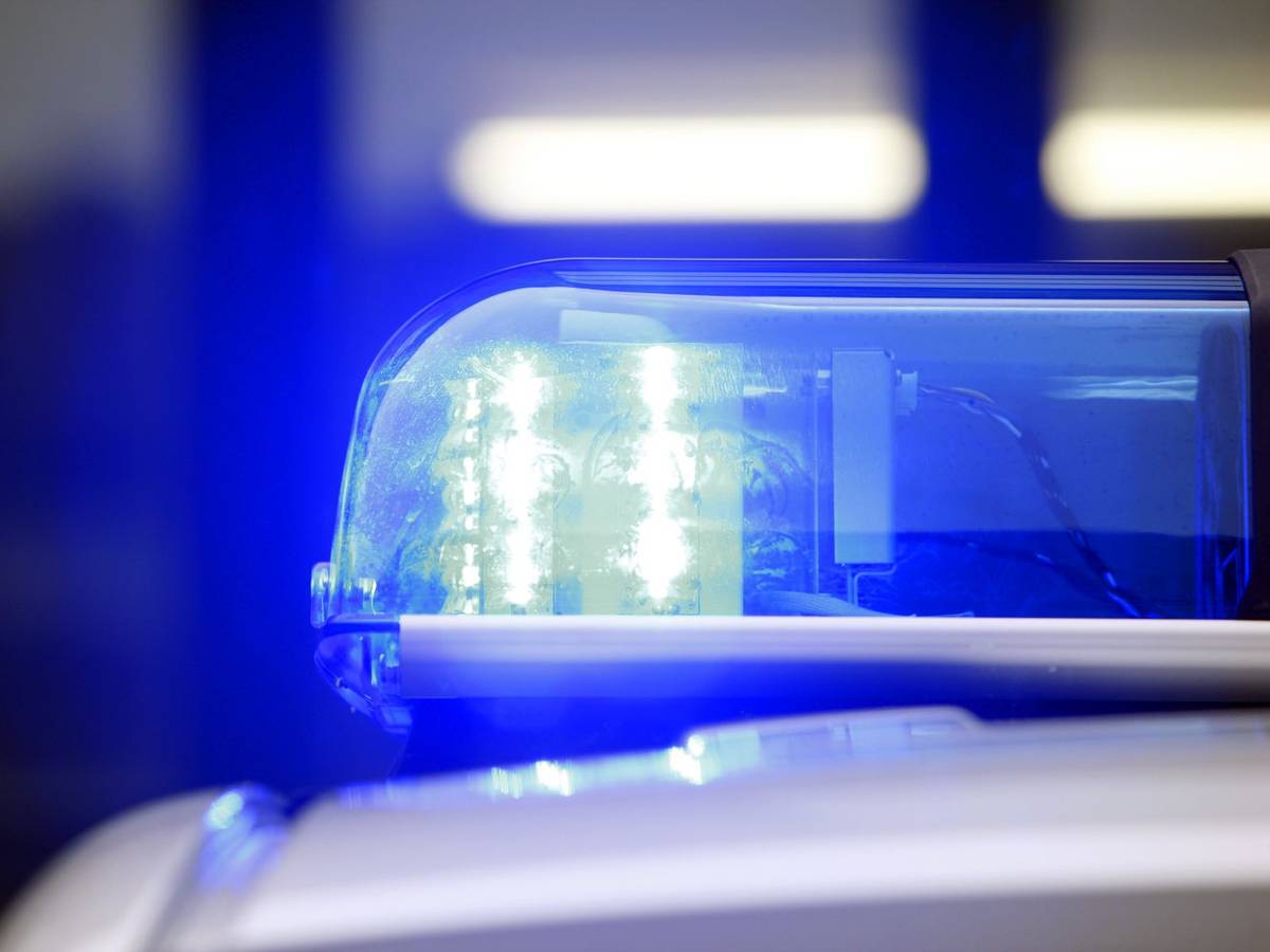 Erneut fahrenden Linienbus beschädigt